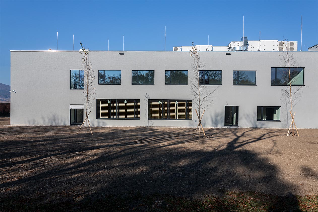 Ein Trainingszentrum mit verschiedenen Trainings- und Schulungsräumen, sowie Raumschiessanlagen